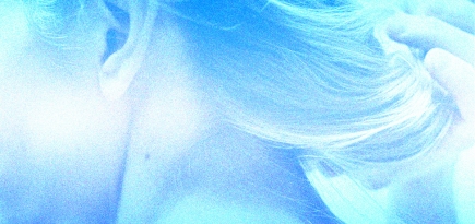 Почему важно обновлять уход за кожей головы весной и как это делать правильно? Отвечает эксперт