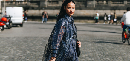 Много вырезов и перья. Что носят на Неделе моды в Париже весна-лето 2022