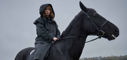 Эмили Блант поет, Джейми Дорнан коверкает ирландский акцент. Чем еще примечательна «Дикая парочка» – очень странный ромком