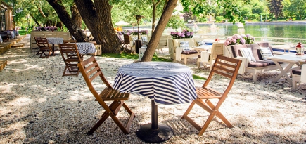 Под шум волны: 4 новых места у воды с едой и напитками