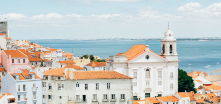 Власти Португалии отменили коронавирусные ограничения на въезд для туристов