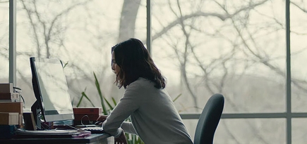 Рэйчел Вайс в трейлере мистического триллера \"Бегущая от реальности\"