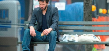 Грустного Киану Ривза снова нашли с мороженым на скамейке