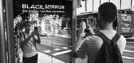 В Мадриде появилась реклама нового сезона «Черного зеркала» в виде зеркала