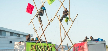 В Великобритании экоактивисты заблокировали издательства The Times и The Sun