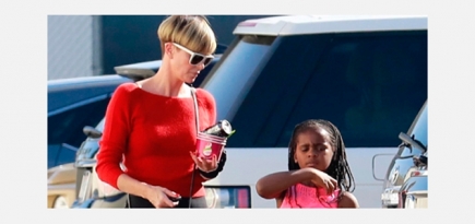 Сын Шарлиз Терон вышел на прогулку в розовом купальнике