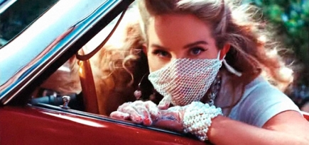 Лана Дель Рей выпустила альбом «Chemtrails Over the Country Club»
