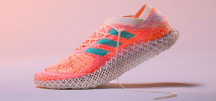 adidas представил инновационные кроссовки, сотканные роботом