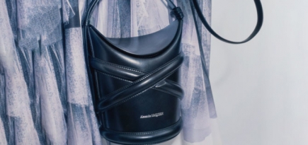 Alexander McQueen представил новую сумку The Curve