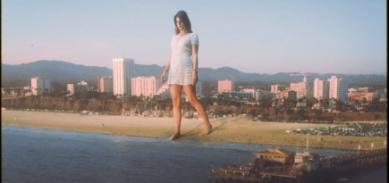 Огромная Лана дель Рей ходит по Лос-Анджелесу в клипе «Doin’ Time»