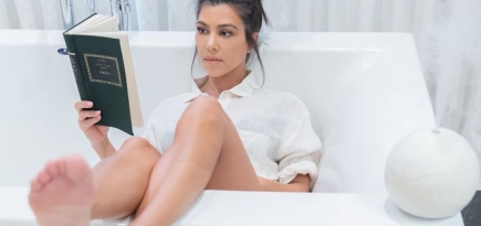 Кортни Кардашьян пытается доказать подписчикам, что умеет читать