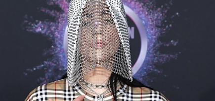 Билли Айлиш вышла на красную дорожку в чепце, похожем на убор из «Рассказа служанки»