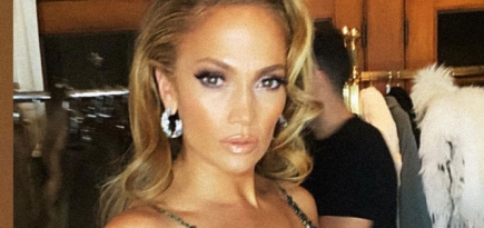 Дженнифер Лопес выложила селфи в бикини