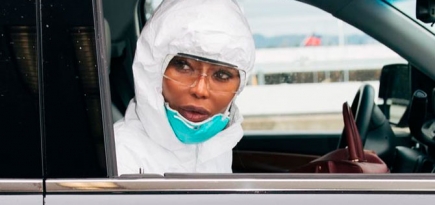 Наоми Кэмпбелл пришла в аэропорт в защитном костюме