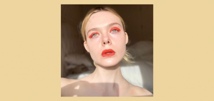 Эль Фаннинг придумала креативный макияж с одной помадой