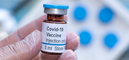Желающим привиться от коронавируса посоветовали не употреблять алкоголь около двух месяцев