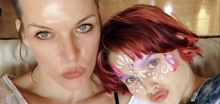 Милла Йовович прочитала «Муху-Цокотуху» на русском языке для детей