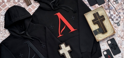 Кафе-трапезная Antipa выпустила худи и подвески