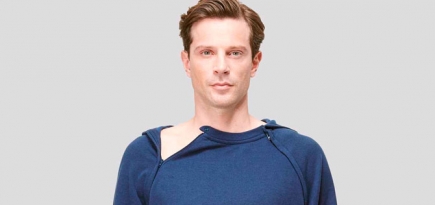 Oscar de la Renta создал инновационную толстовку для больных онкологией