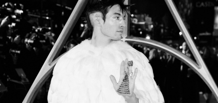 Эзра Миллер вышел на красную дорожку в образе совы Букли от Givenchy