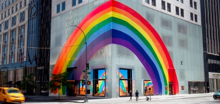 Дети разрисовали радугой бутики Louis Vuitton по всему миру