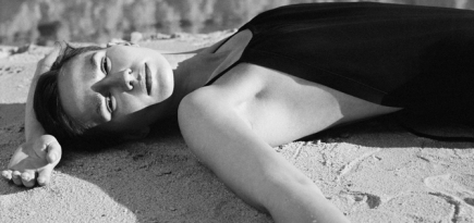 Цельные купальники и природные текстуры в новом лукбуке COS