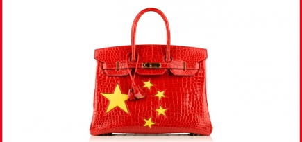Hermès выпустил крокодиловую сумку Birkin c китайским флагом