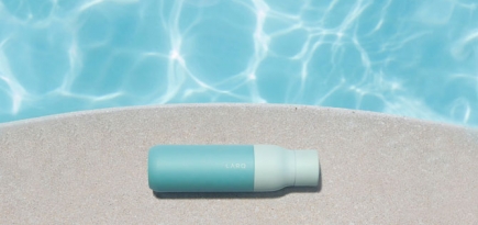 Дизайнеры создали многоразовую самоочищающуюся бутылку