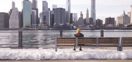 Почему иногда мы чувствуем себя одинокими даже в окружении людей