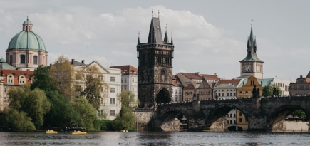 Прага планирует ограничить размещение туристов через Airbnb