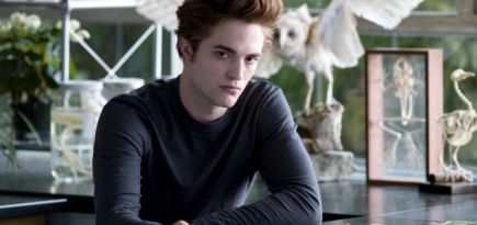 Роберт Паттинсон вернулся к роли вампира на шоу «Late Night»