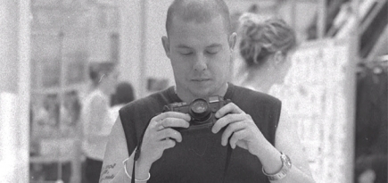 Вышел новый трейлер документального фильма об Александре Маккуине