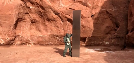 В пустыне Юты нашли металлическую плиту, как в «Космической одиссее» Стэнли Кубрика