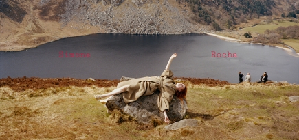 Спящая на улексе модель в кампании Simone Rocha