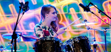 Кара Делевинь сыграла на барабанах на испанском телевидении