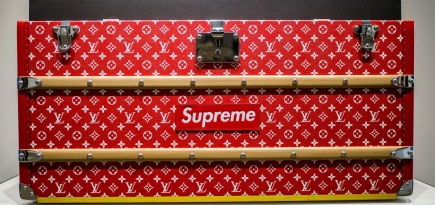 Названа цена чемодана из коллаборации Louis Vuitton Х Supreme