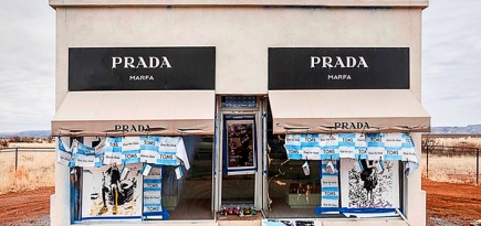Инсталляция Prada Marfa снова подверглась атаке