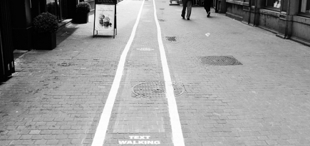 В Бельгии сделали дорожную разметку для тех, кто всегда онлайн