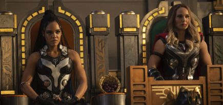 В Сети появился кадр из фильма «Тор: Любовь и гром» c Натали Портман и Тессой Томпсон