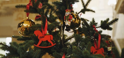 Новогодняя елка Buro 24/7 x Ulyana Sergeenko в Петербурге