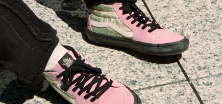 Supreme и Vans представили новую коллаборацию — кеды с долларовыми купюрами