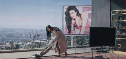 «Субстанция», «Трудности перевода», и «Персиполис»: 5 фильмов, снятых женщинами о женщинах