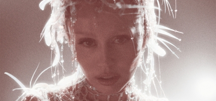 Диско, олдскульный рок и баллады — рецензия на альбом Майли Сайрус «Something Beautiful»