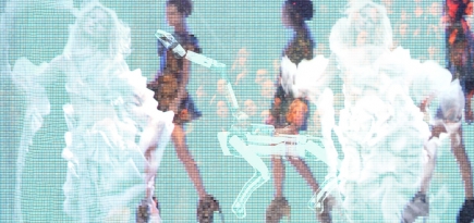 От голограмм Alexander McQueen до роботов Coperni: как технологии изменили показы модных брендов