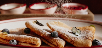 Креп-сюзетт с морошкой и блины с крабом: 15 самых интересных предложений на Масленицу в Москве