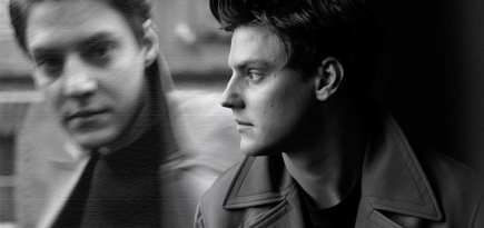 «Принимать ту жизнь, которую выбирают друзья»: Павел Табаков — о проявлении чувств и комедии «По барам»