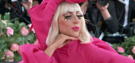 Как Леди Гага переодевалась на красной дорожке Met Gala