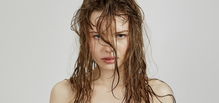 В отпуске, на вечеринке, под дождем: идеи летних причесок — съемка BURO.