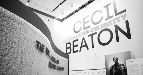 В Эрмитаже прошел закрытый показ выставки «Сесил Битон и культ звезд»