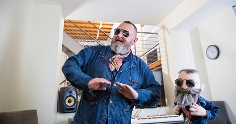 Мишель Гобер колесит по Лос-Анджелесу в компании своего ассистента